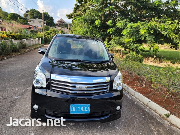 Toyota Noah 1,9L 2013-1