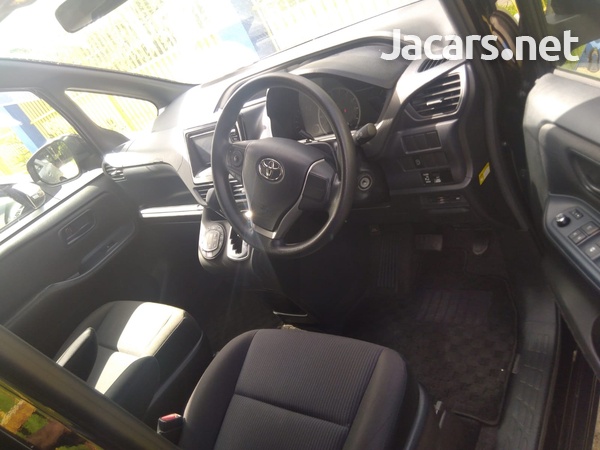 Toyota Voxy 2,0L 2016-7