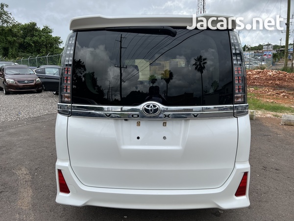 Toyota Voxy 2,0L 2014-5
