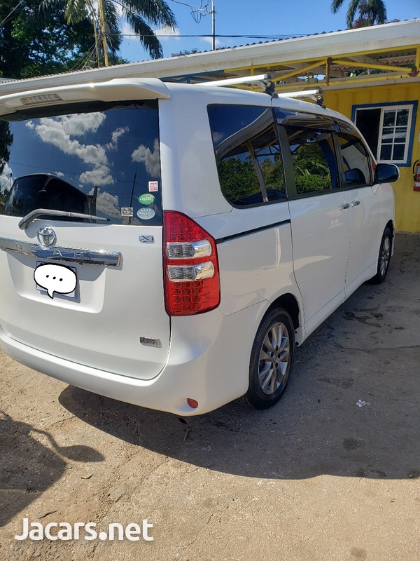 Toyota Noah 2,0L 2012