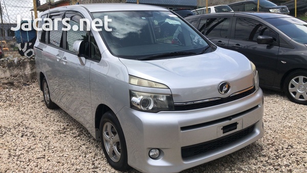 Toyota Voxy 2,0L 2013-1