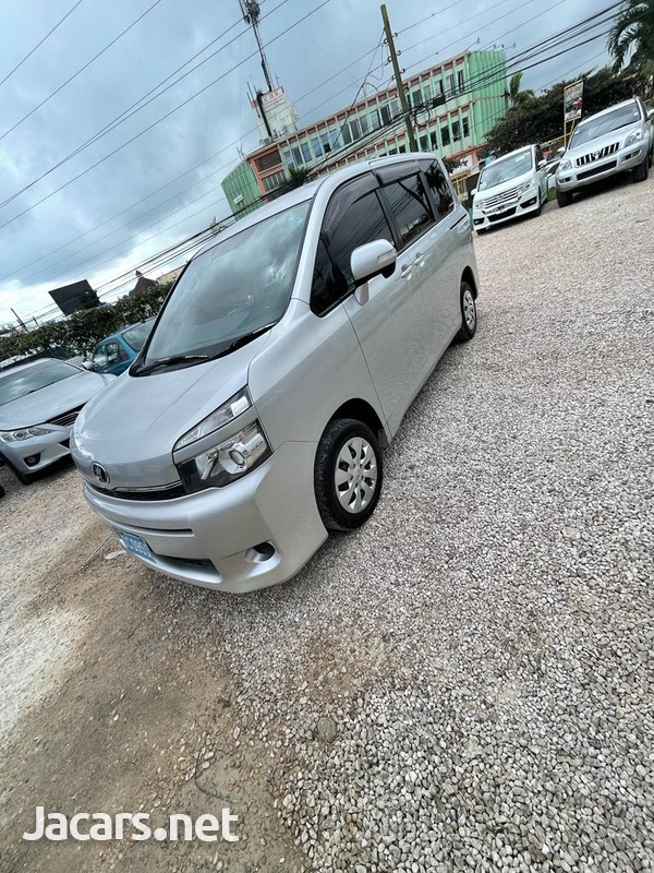 Toyota Voxy 2,0L 2013-4
