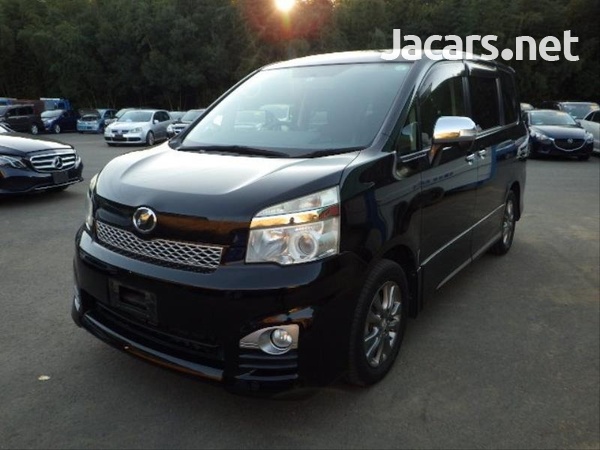 Toyota Voxy 2,0L 2013-5