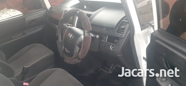 TOYOTA VOXY 2010, PEARL WHITE, IMMACULATE CONDITION, BUTTON START, 8 SEATS-8