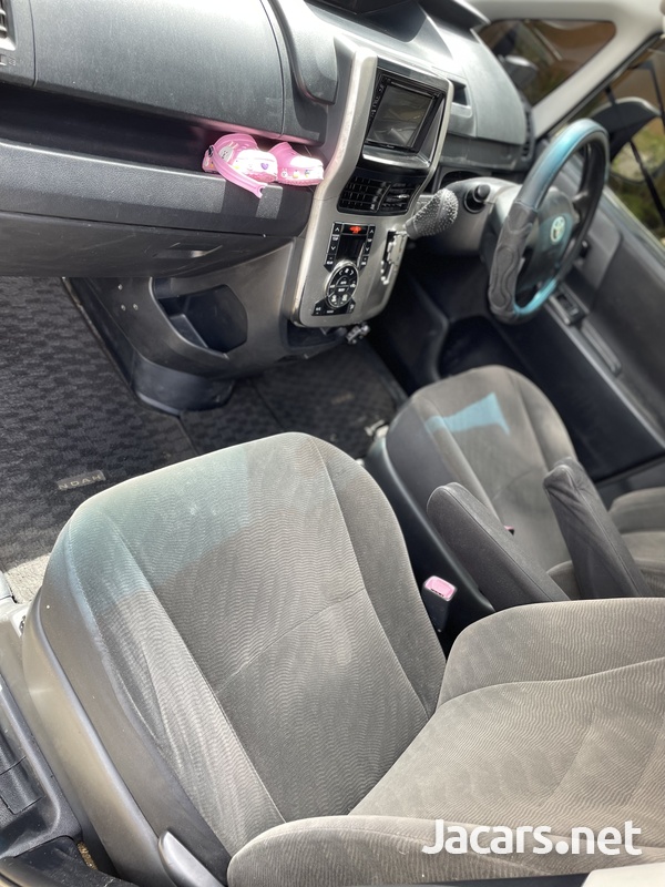2011 Toyota Noah-2