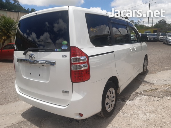 Toyota Noah 2,0L 2013-4