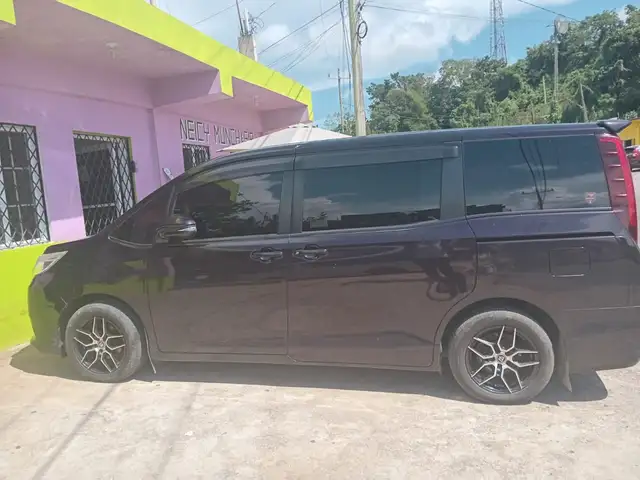 2014 Toyota Noah, Saint Catherine