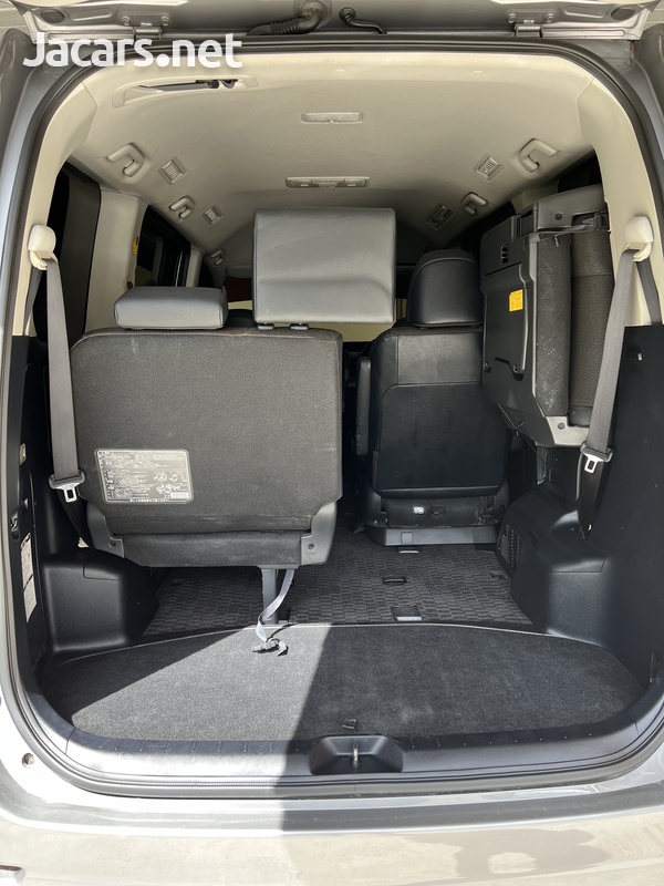 Toyota Voxy 2,0L 2012-5