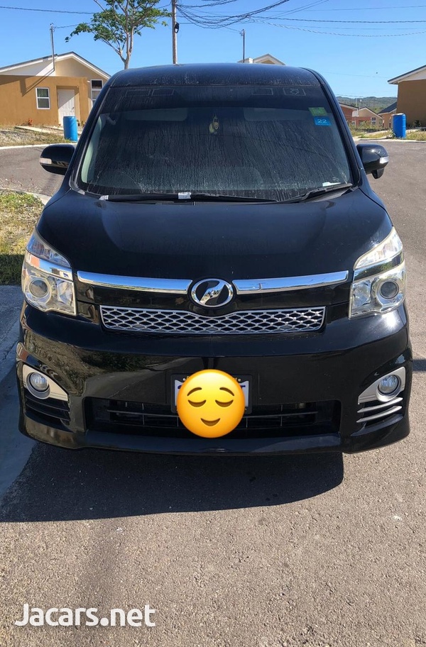 Toyota Voxy 2,0L 2013-1