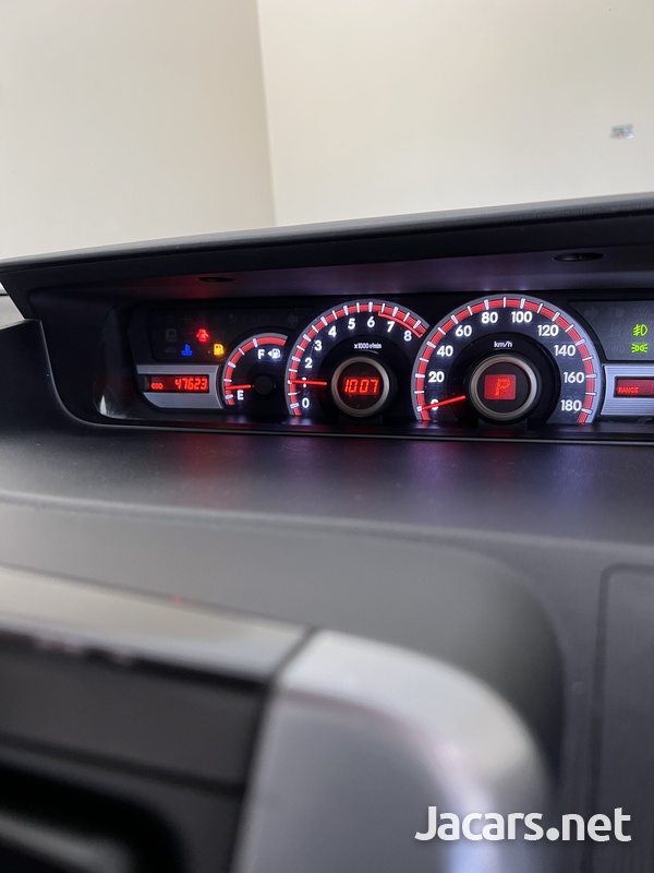 Toyota Voxy 2,0L 2012-8