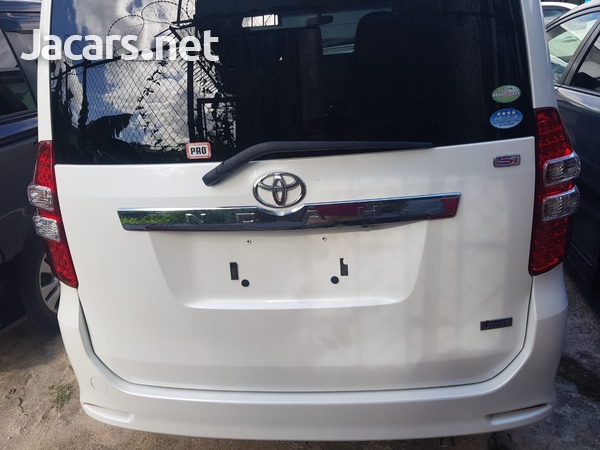Toyota Noah 2,0L 2012-3