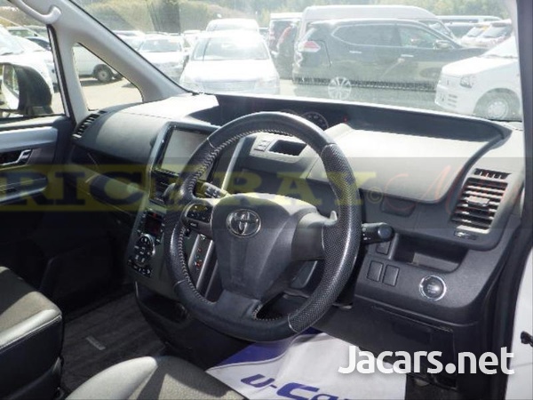 Toyota Voxy 2,0L 2013-10