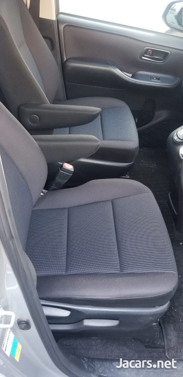 2016 Toyota Voxy-4