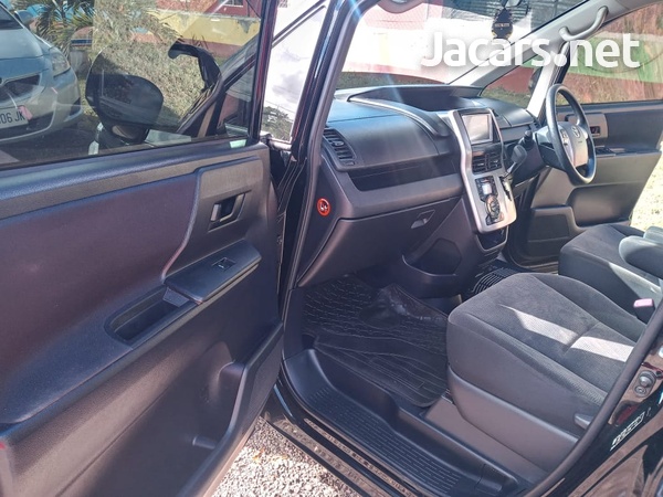 Toyota Voxy 2,0L 2013-8
