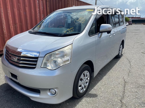 Toyota Noah 2,0L 2013-2