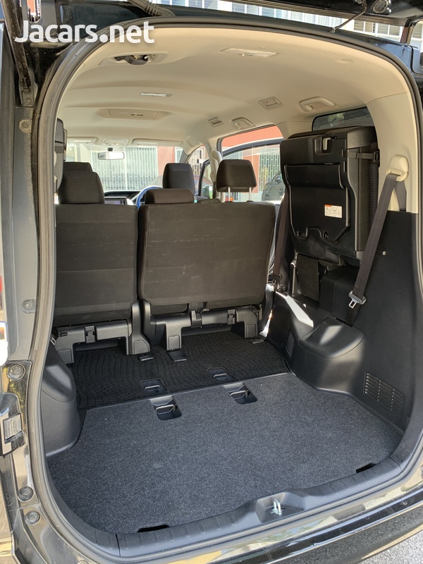 Toyota Voxy 2,0L 2015-2