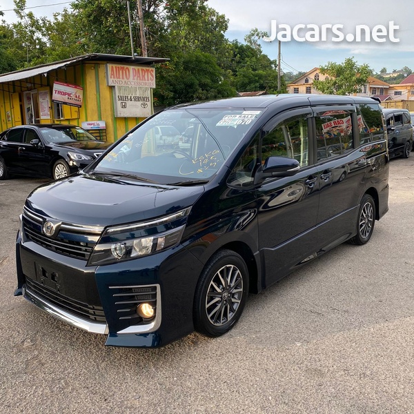 Toyota Voxy 2,0L 2014-2