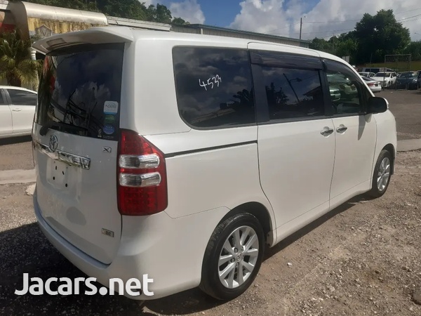 Toyota Noah 2,0L 2013-4