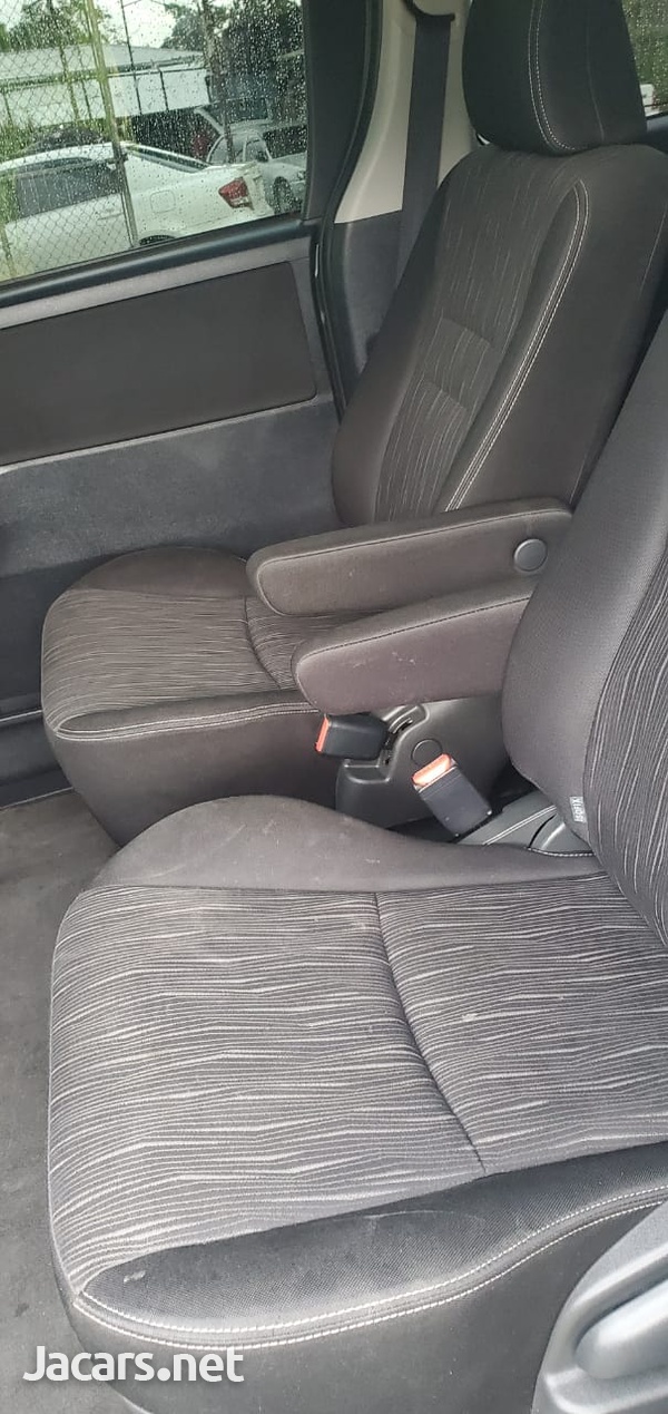 Toyota Voxy 2,0L 2012-4