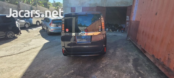 Toyota Voxy 2,0L 2015-7