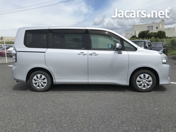 Toyota Voxy 2,0L 2013-4