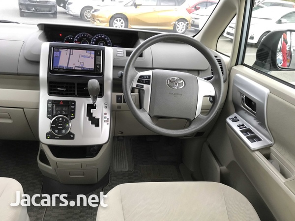 Toyota Noah 2,0L 2012-4