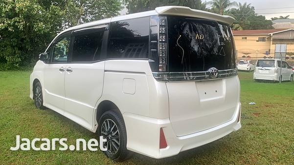 Toyota Voxy 2,0L 2015-4