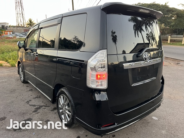 Toyota Voxy 2,0L 2013-5