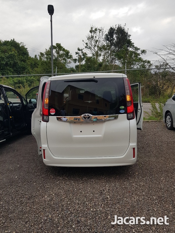 Toyota Noah 2,0L 2015-1
