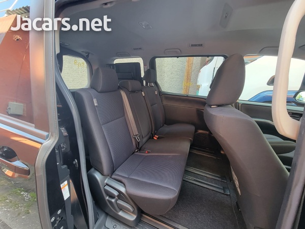 Toyota Voxy 2,0L 2018-7