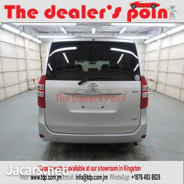 Toyota Noah 2,0L 2012-5