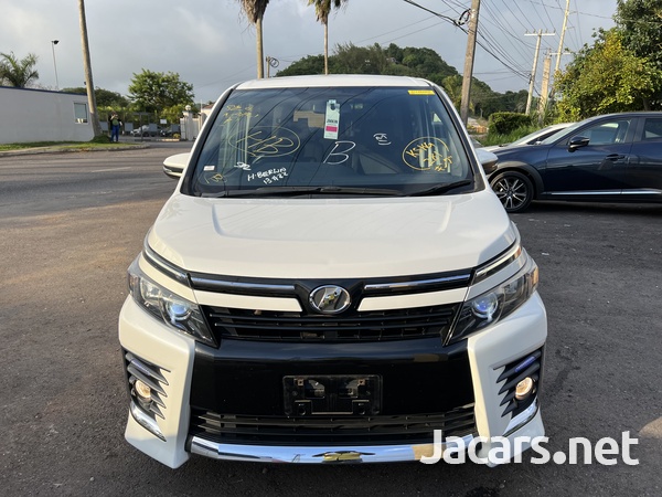Toyota Voxy 2,0L 2015-2