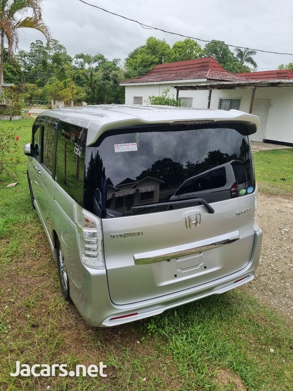 Honda Stepwgn Spada 2,0L 2013-4