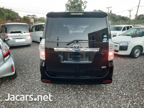 Toyota Voxy 2,0L 2013-4