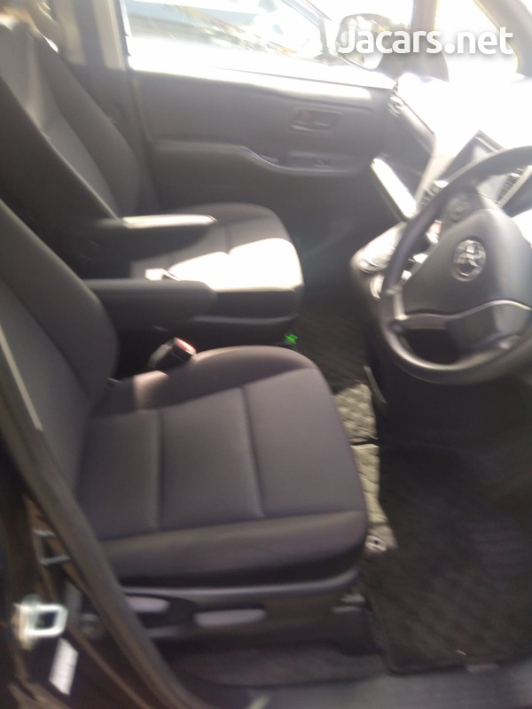 Toyota Voxy 2,0L 2016-6