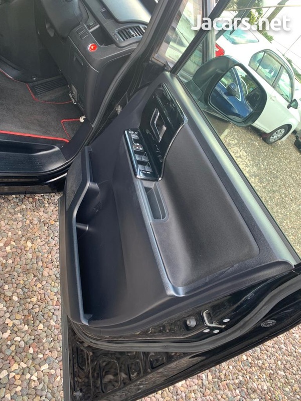 Toyota Voxy 2,0L 2013-8