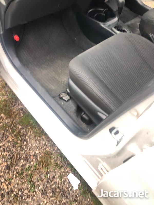 Toyota Vitz 1,3L 2015-6