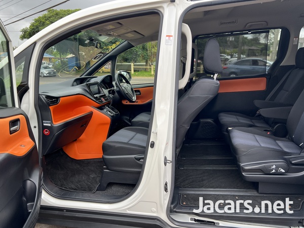Toyota Voxy 2,0L 2014-7