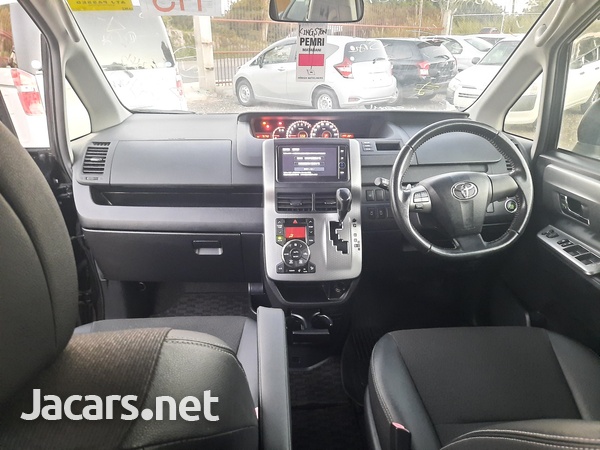 Toyota Voxy 2,0L 2013-11