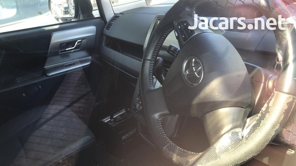 Toyota Voxy 2,0L 2013-5