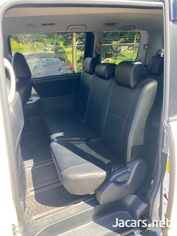 Toyota Voxy 2,0L 2013-9