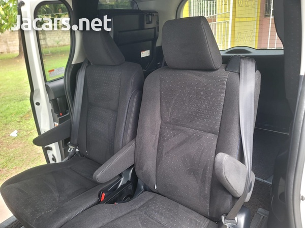 Toyota Noah 2,0L 2016-13