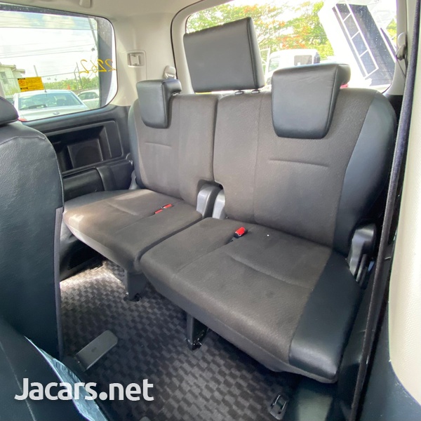 Toyota Voxy 2,0L 2013-6