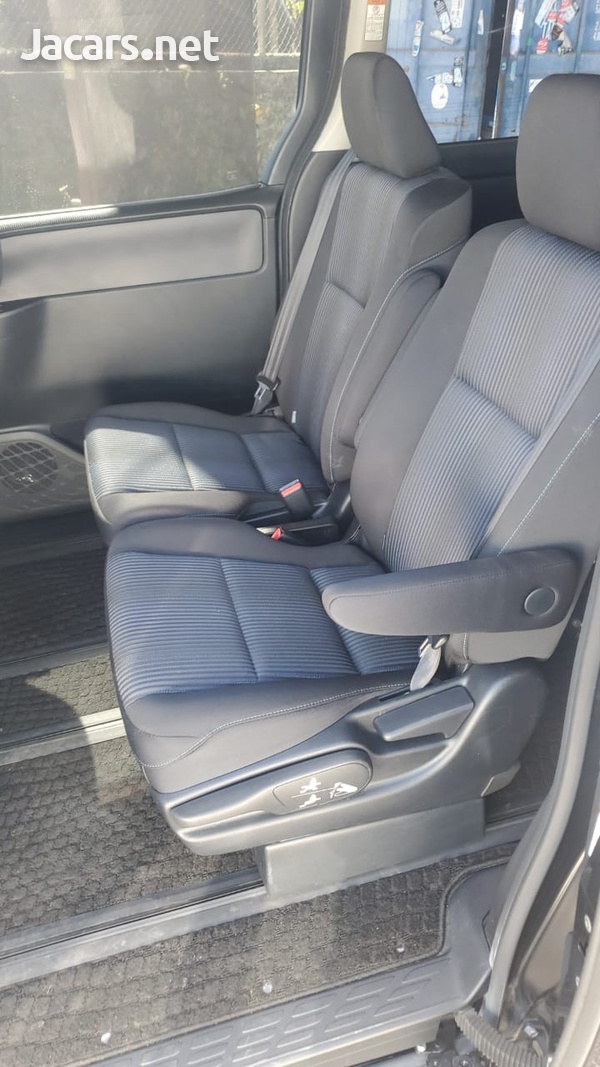 Toyota Voxy 2,0L 2014-3