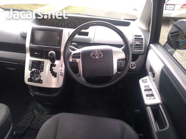 Toyota Noah 2,0L 2013-6