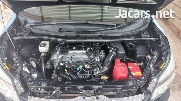 Toyota Voxy 2,0L 2013-5