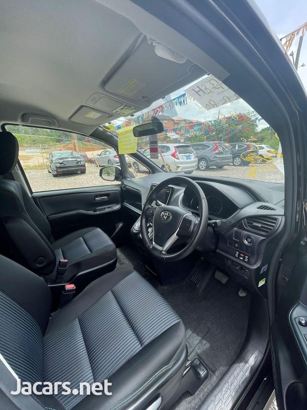 Toyota Voxy 2,0L 2014-2