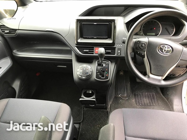 Toyota Voxy 2,0L 2016-12