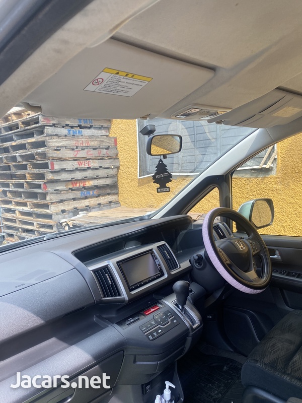 Honda Stepwgn 2,0L 2014-7