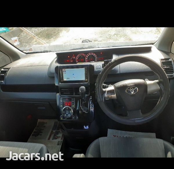Toyota Noah 2,0L 2012-8